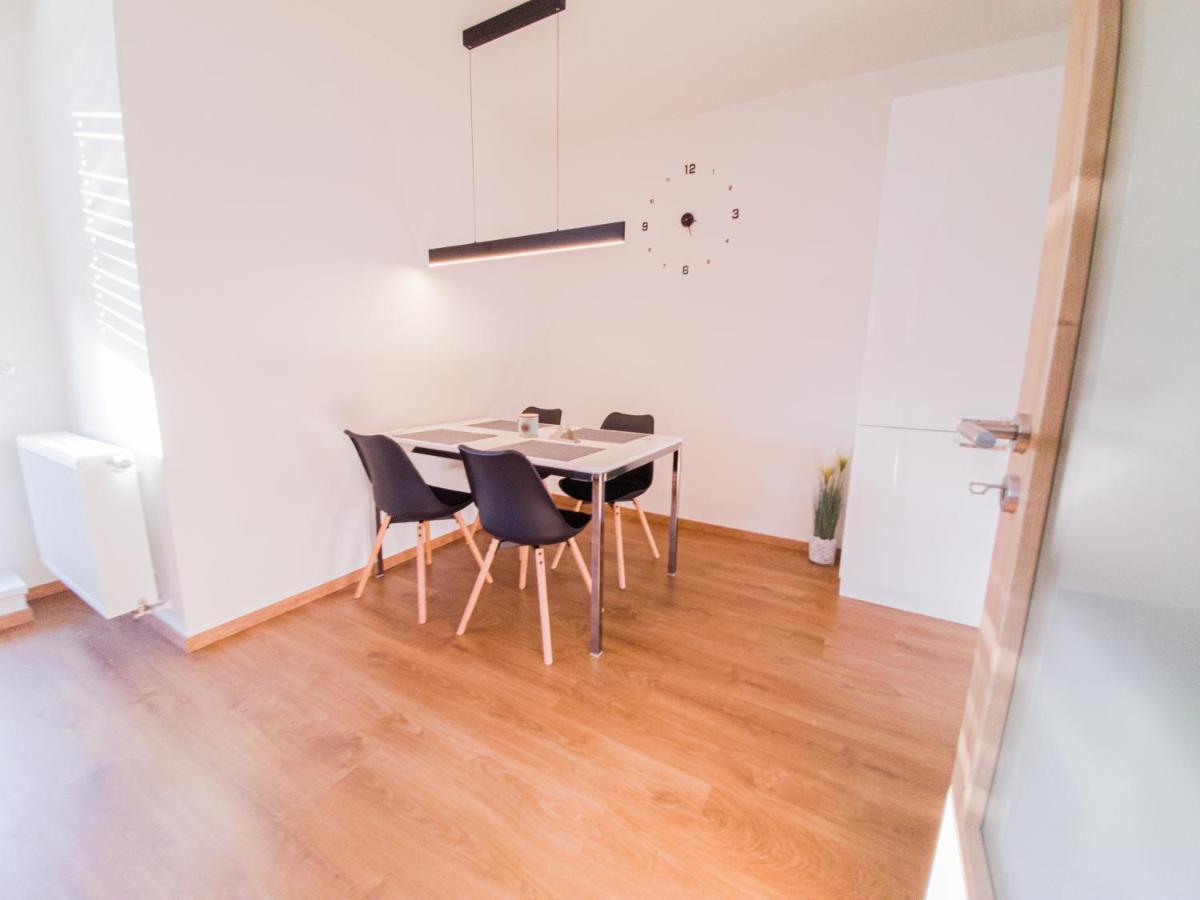 Modern Flat With Large Terrace Daire Hradec Králové Dış mekan fotoğraf
