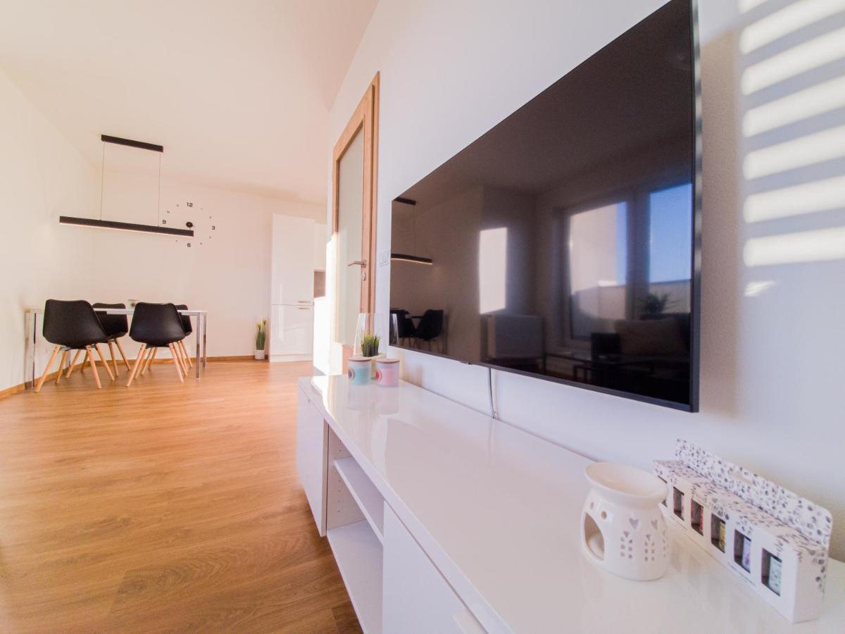 Modern Flat With Large Terrace Daire Hradec Králové Dış mekan fotoğraf